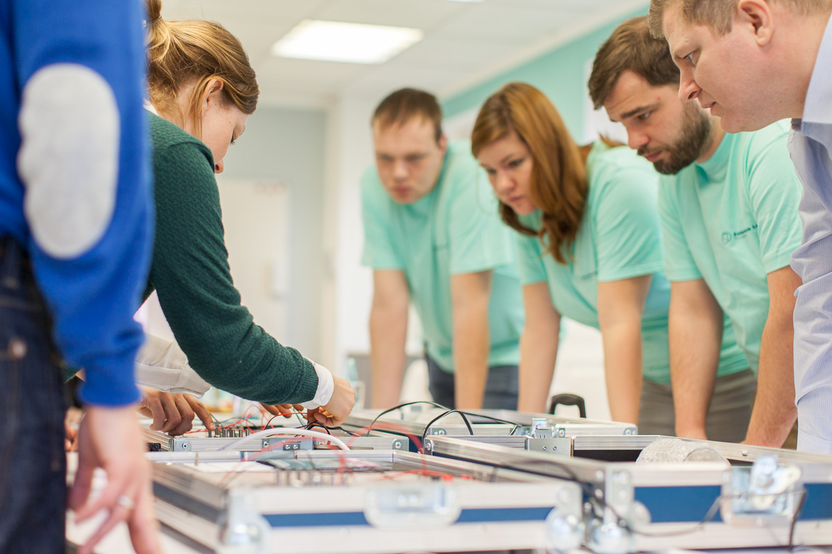 Team bei der Arbeit in einer Fertigung